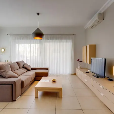 Apartment In Cambridge With Pool *