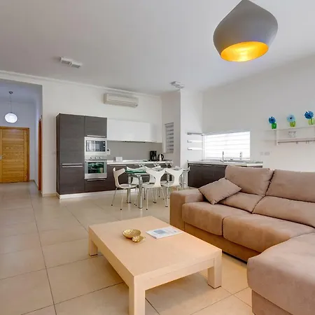 Apartment In Cambridge With Pool