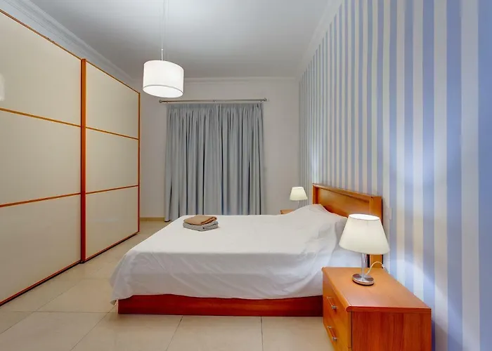 Apartment In Cambridge With Pool