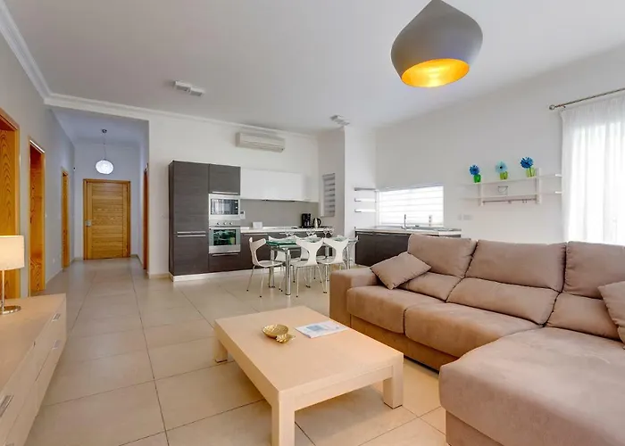 Apartment In Cambridge With Pool